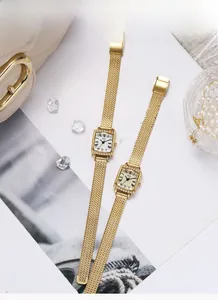 Vue détaillée de montres dorées carrées de luxe pour femmes avec lunettes en strass