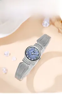 Détail de la montre Gedi argentée avec cadran violet et accents de cristaux