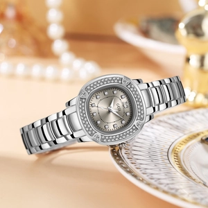 Elegante silberne Quarzuhr für Damen mit Kristalllünette und Gliederarmband aus Edelstahl