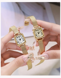 Détail de la montre vintage carrée dorée avec lunette en strass et chiffres romains