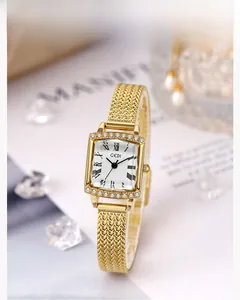 Détail de la montre carrée dorée vintage avec lunette sertie et bracelet en maille dorée