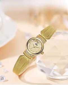 Détail de montre Gedi dorée avec lunette sertie de cristaux et cadran sur cristal