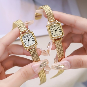 Montre à quartz carrée dorée pour femme avec strass et bracelet en maille