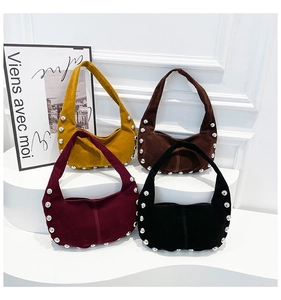Borse a spalla hobo in pelle scamosciata con borchie argentate in quattro colori autunno