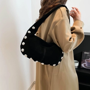 Borsa sottobraccio in pelle scamosciata nera con borchie argentate stile punk