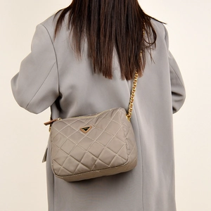 Sac bandoulière chic en nylon matelassé avec bandoulière chaîne et motif à losanges