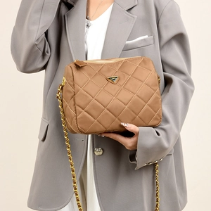 Sac bandoulière en nylon matelassé marron avec chaîne dorée et logo triangulaire