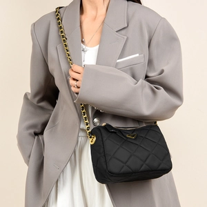 Sac bandoulière en nylon noir matelassé avec chaîne et logo doré élégant
