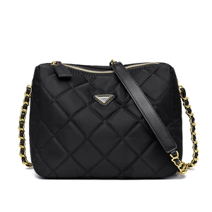 Sac bandoulière matelassé en nylon noir pour femme avec chaîne dorée et logo