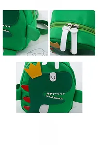 Dettaglio dello zaino dinosauro verde con cerniere resistenti e ricami cartoon