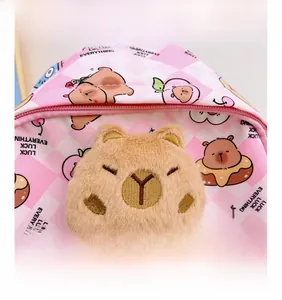 Détail du sac à dos rose à carreaux avec capybara en peluche 3D et motifs chanceux