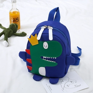 Dettaglio dello zaino per bambini in nylon blu scuro con simpatico dinosauro verde