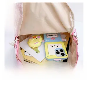 Intérieur du sac à dos rose à carreaux pour enfants avec espace pour livres et mobile