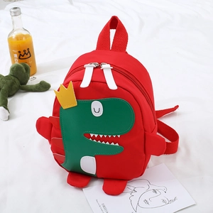 Dettaglio dello zaino per bambini con dinosauro cartone animato e spalline rosse resistenti