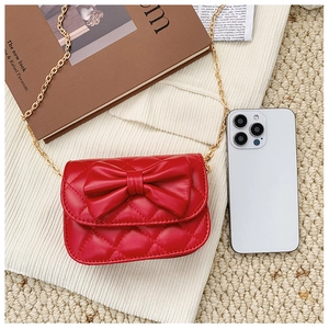 Détail du mini sac matelassé rouge pour filles avec grand nœud et chaîne dorée