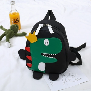 Dettaglio zainetto per bambini in tela nera con simpatico dinosauro 3D verde e creste