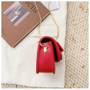 Vue de dessus d'un mini sac matelassé rouge pour fille avec bandoulière chaîne dorée