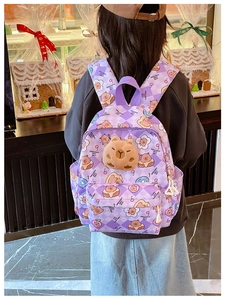 Détail du sac à dos à carreaux violets avec imprimés capybara et peluche 3D décorative