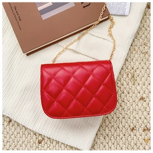 Détail du mini sac rouge matelassé en similicuir avec chaîne dorée sur tissu en maille