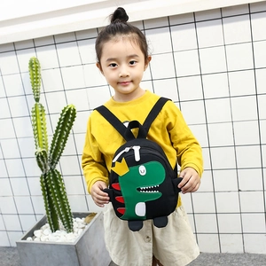 Zaino nero per bambini con simpatico dinosauro verde con corona e dettagli a spillo rossi