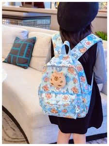 Détail d'un sac à dos enfant à carreaux bleus avec motifs capybara et peluche intégrée