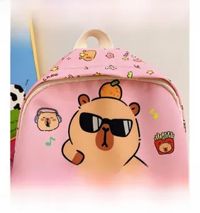 Dettaglio dello zaino rosa per bambini con simpatica stampa capibara e trama in tela resistente