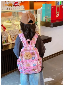 Vue arrière d'un sac à dos rose à carreaux pour enfant avec motif capybara mignon