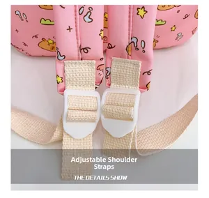 Dettaglio degli spallacci rosa regolabili con fibbie bianche su zaino per bambini