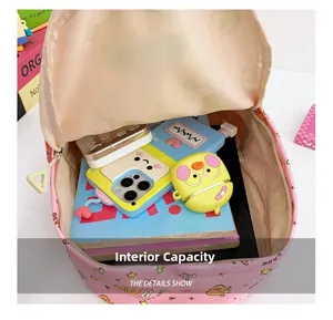 Capacità interna dello zaino rosa con cartoni animati con spazio per libri e gadget