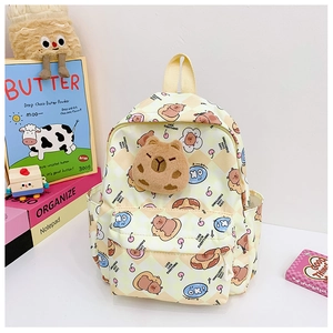 Détail du sac à dos enfant à carreaux beige avec peluche capybara 3D et illustrations