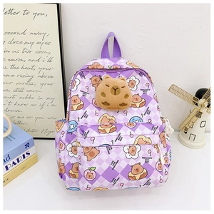 Détail d'un sac à dos enfant à carreaux violets avec motifs capybara et peluche amovible