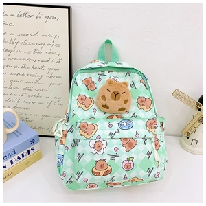 Détail d'un sac à dos enfant vert menthe avec capybara en peluche 3D et motifs mignons