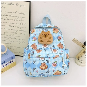 Détail du sac à dos matelassé bleu clair avec motif ours et tête d'animal en peluche 3D