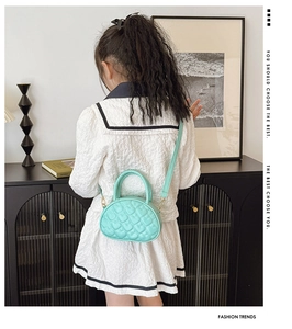 Détail du motif matelassé en cœur et de la poignée du sac pour enfant vert menthe