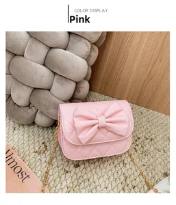 Détail du mini sac bandoulière matelassé rose pour fille avec grand nœud et chaîne