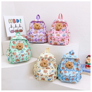 Détail de sacs à dos à carreaux pour enfants avec personnage de capybara en peluche 3D