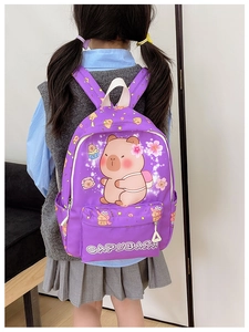 Dettaglio dello zaino viola per bambini Capybara con spallacci regolabili e design ergonomico