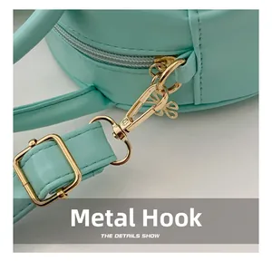 Détails du sac vert menthe avec crochets dorés de qualité et coutures fines en cuir PU