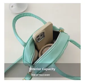 Vue de dessus de l'intérieur du sac matelassé vert menthe montrant sa capacité de rangement