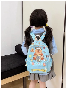 Dettaglio dello zaino celeste per bambini con stampa capibara e spallacci bianchi