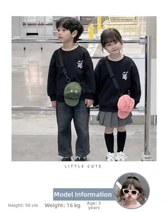 Detailansicht eines Kinder-Sweatshirts mit kreativer tasche in Hutform auf den Models