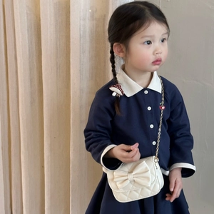 Mini sac matelassé avec nœud sur robe tricotée bleu marine ornée de cerises