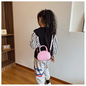 Sac à main rose matelassé en forme de cœur avec bandoulière réglable sur modèle enfant