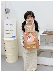 Dettaglio dello zaino marrone per bambini con stampa Capybara e tessuto in nylon impermeabile