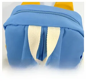 Gros plan sur la poignée tissée bleue et jaune renforcée et la texture du tissu