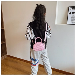 Détail du sac à main rose pour fille avec surpiqûres en cœur et finitions dorées