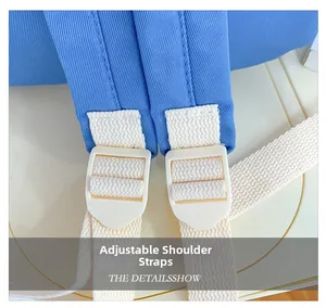 Détail d'un sac à dos bleu pour enfant avec bretelles blanches réglables et boucles