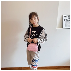 Détail du sac à main rose matelassé pour fille avec bandoulière réglable et poignées