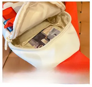 Détail de la structure interne et de la doublure en toile du sac bandoulière enfant maison