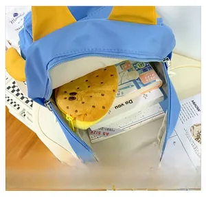 Vue détaillée du compartiment intérieur spacieux du sac à dos enfant bleu et jaune pour format A5